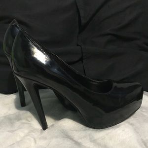 Black pumps